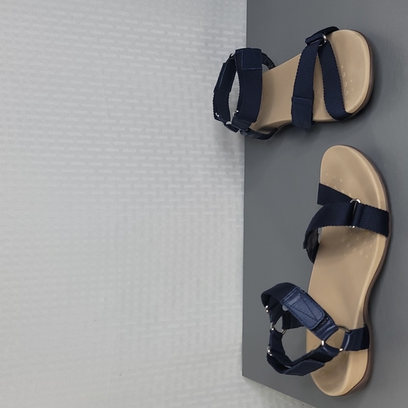 Vionic Shoes - Vionic adjustable strap sandals size 7.5 excellent condition